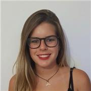 Jeune femme portugaise qui parle couramment l'anglais et qui est passionnée par l'enseignement aux enfants.